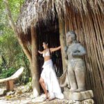 Turista disfrutando de la arquitectura y escultura taina en Scape Park Dominican Republic