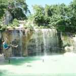 Vista cercana de la catarata de Scape Park Dominican Republic